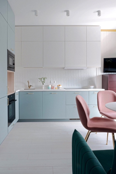 
                                Однушка с Барби-ванной: квартира 35 кв. м в ярких цветах                            