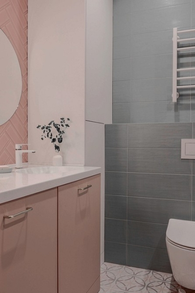 
                                Однушка с Барби-ванной: квартира 35 кв. м в ярких цветах                            