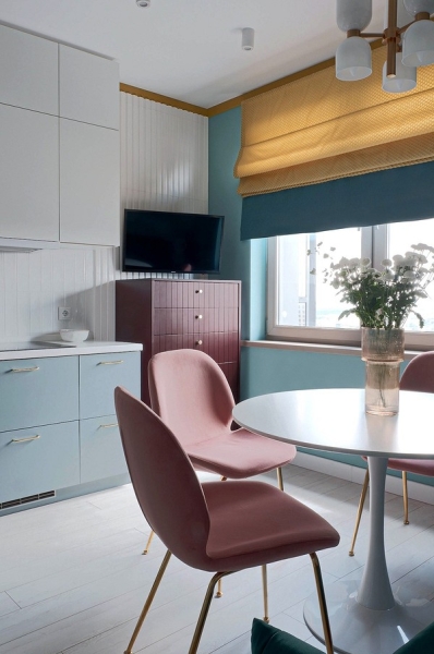 
                                Однушка с Барби-ванной: квартира 35 кв. м в ярких цветах                            