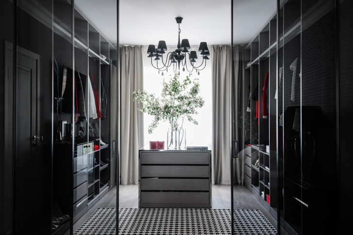 Современный дом с полосатой гостиной в Иркутске