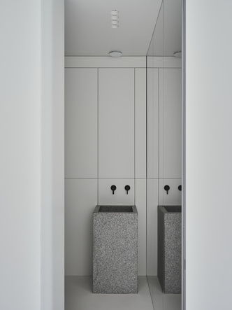 Светлая квартира с зеркальным кубом в Москве