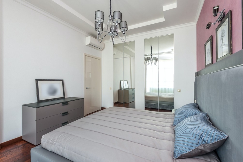 Зеркало в спальне: за и против, разновидности, варианты размещения (73 фото)