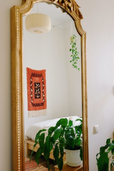 Зеркало в спальне: за и против, разновидности, варианты размещения (73 фото)