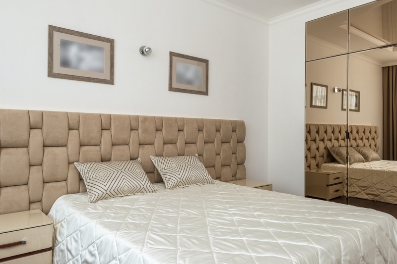 Зеркало в спальне: за и против, разновидности, варианты размещения (73 фото)