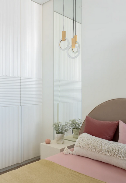 Зеркало в спальне: за и против, разновидности, варианты размещения (73 фото)