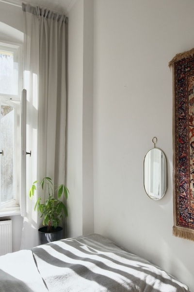 Зеркало в спальне: за и против, разновидности, варианты размещения (73 фото)