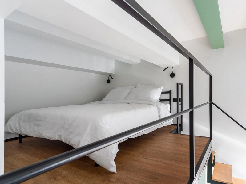 6 маленьких квартир, которые спас антресольный этаж