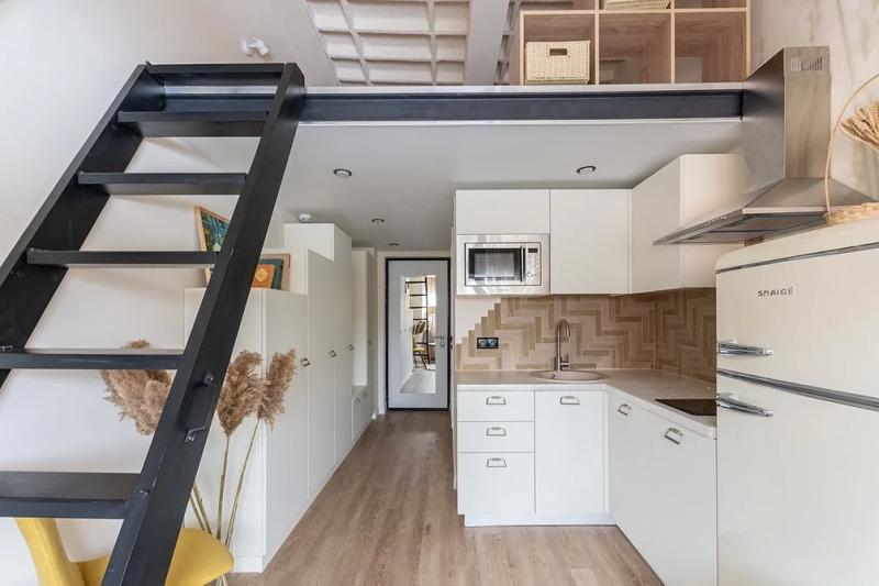 6 маленьких квартир, которые спас антресольный этаж