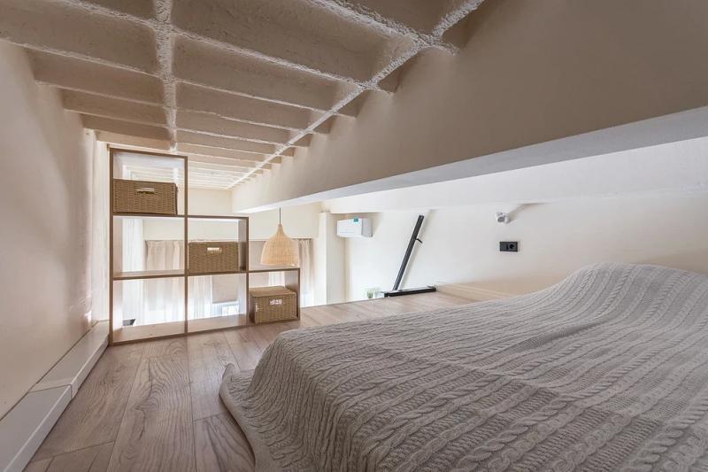 6 маленьких квартир, которые спас антресольный этаж