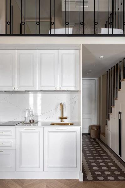 6 маленьких квартир, которые спас антресольный этаж