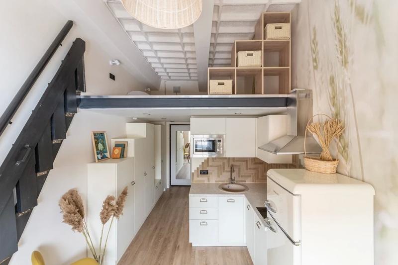 6 маленьких квартир, которые спас антресольный этаж