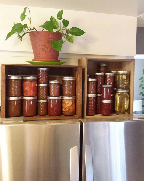 
                                8 красивых и компактных идей для хранения консервации у вас дома                            