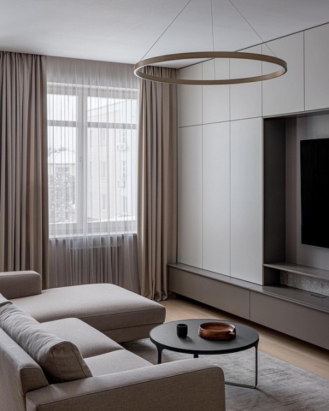 
                                Дизайн гостиной-2024: 9 главных трендов и 92 фото модных интерьеров                            