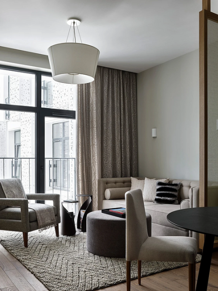 
                                Дизайн гостиной-2024: 9 главных трендов и 92 фото модных интерьеров                            