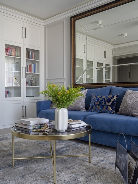 Как оформить стену за диваном? 7 потрясающих дизайнерских примеров с зеркалом