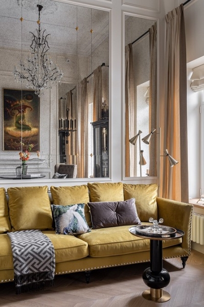 Как оформить стену за диваном? 7 потрясающих дизайнерских примеров с зеркалом