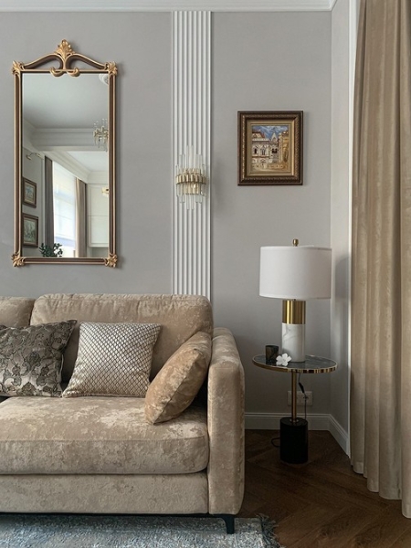 Как оформить стену за диваном? 7 потрясающих дизайнерских примеров с зеркалом