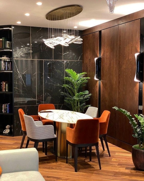 Коричневый в интерьере: варианты применения и 10 лучших цветов-компаньонов (137 фото)