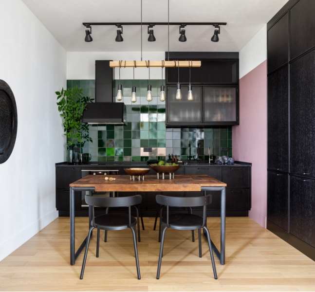 Маленькая студия с тремя панорамными окнами в Москве