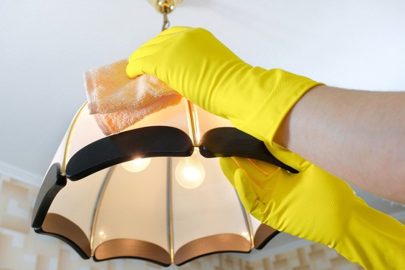 Моем люстру быстро и легко: 7 способов для разных материалов (от хрусталя до металла)