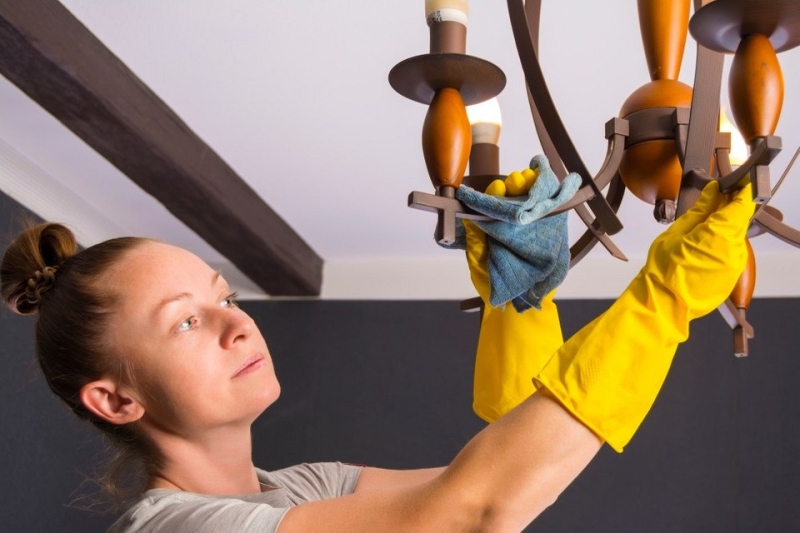 Моем люстру быстро и легко: 7 способов для разных материалов (от хрусталя до металла)