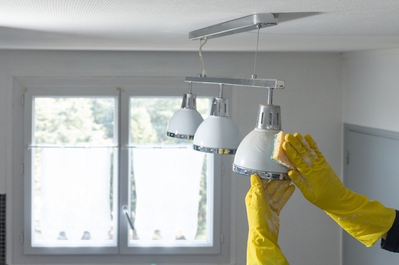 Моем люстру быстро и легко: 7 способов для разных материалов (от хрусталя до металла)