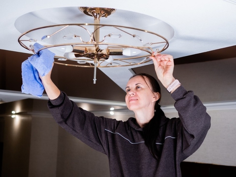 Моем люстру быстро и легко: 7 способов для разных материалов (от хрусталя до металла)