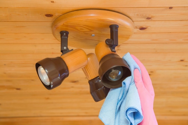 Моем люстру быстро и легко: 7 способов для разных материалов (от хрусталя до металла)