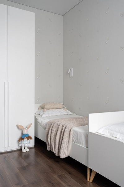 
                                Трешка на пятерых: удобная перепланировка и комфортный интерьер квартиры 74 кв. м                            