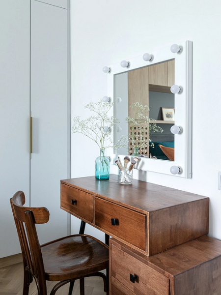 
                                Туалетный столик с зеркалом: какой выбрать и где поставить (80 фото)                            