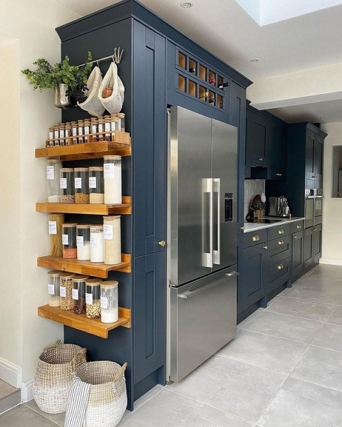 Вы бы не подумали: 8 необычных мест для хранения на кухне