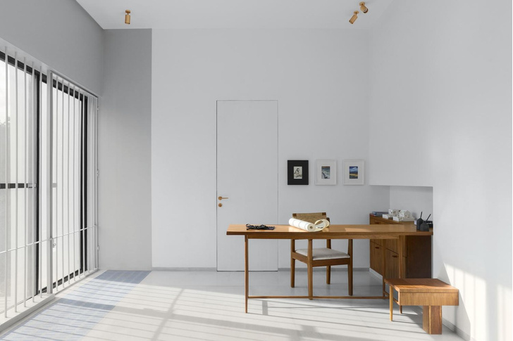 Черно-белый дом для двух братьев с общим двором