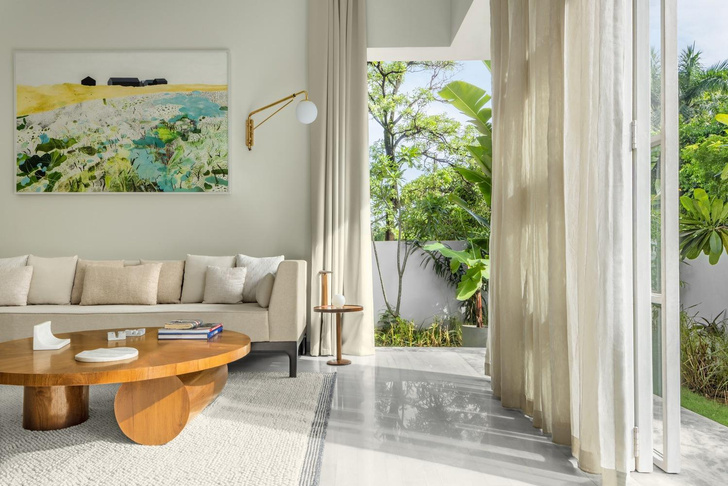 Черно-белый дом для двух братьев с общим двором