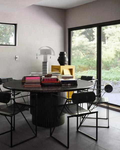 Черный дом, вдохновленный бондианой, в Хэмптонс