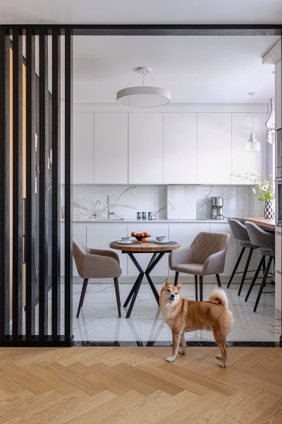 Это восторг! Обычная двушка 54 кв. м, из которой выжали максимум. Большая ванная и яркий интерьер