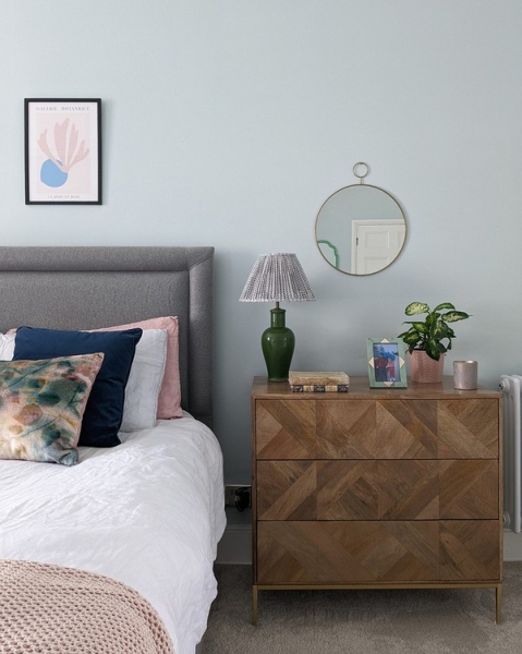 Голубая спальня: идеи оформления, подходящие стили и 110 фото