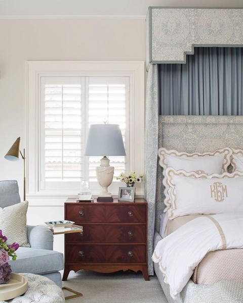 Голубая спальня: идеи оформления, подходящие стили и 110 фото