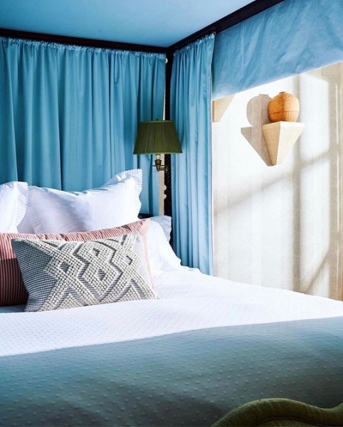 Голубая спальня: идеи оформления, подходящие стили и 110 фото