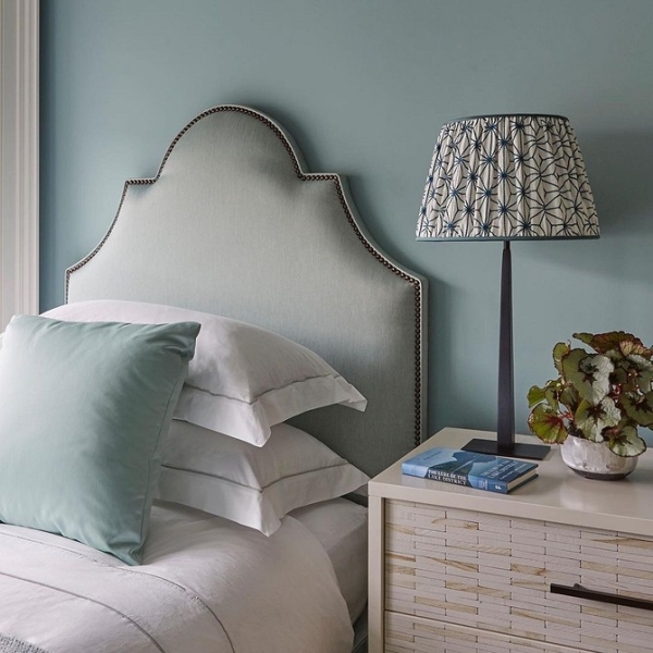 Голубая спальня: идеи оформления, подходящие стили и 110 фото