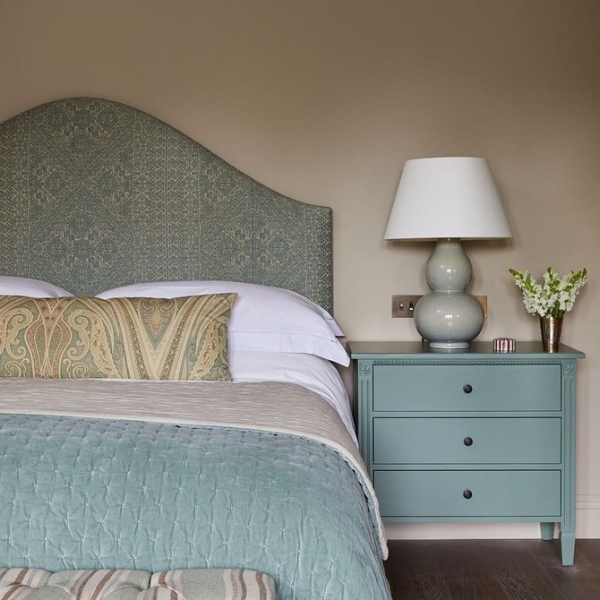 Голубая спальня: идеи оформления, подходящие стили и 110 фото