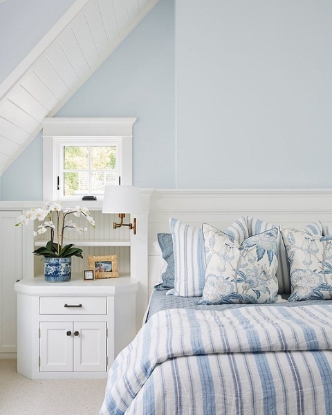 Голубая спальня: идеи оформления, подходящие стили и 110 фото