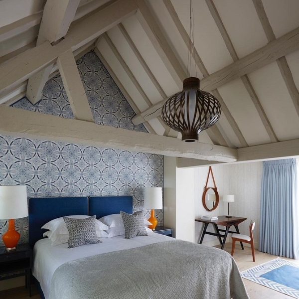 Голубая спальня: идеи оформления, подходящие стили и 110 фото