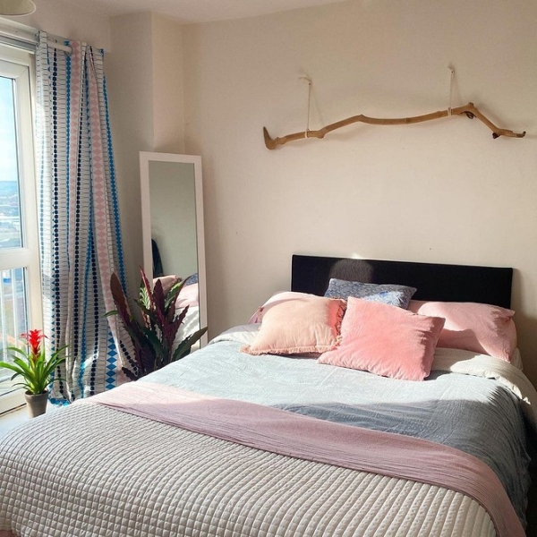 Голубая спальня: идеи оформления, подходящие стили и 110 фото