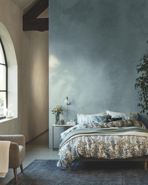 Голубая спальня: идеи оформления, подходящие стили и 110 фото