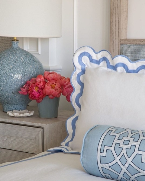 Голубая спальня: идеи оформления, подходящие стили и 110 фото