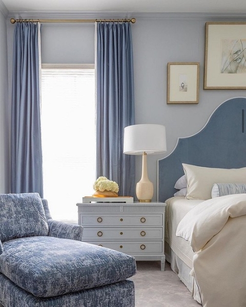 Голубая спальня: идеи оформления, подходящие стили и 110 фото