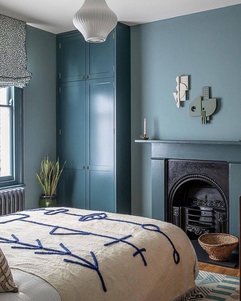 Голубая спальня: идеи оформления, подходящие стили и 110 фото