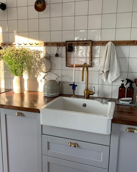 Как дизайнеры организуют хранение у себя на кухне? 6 примеров