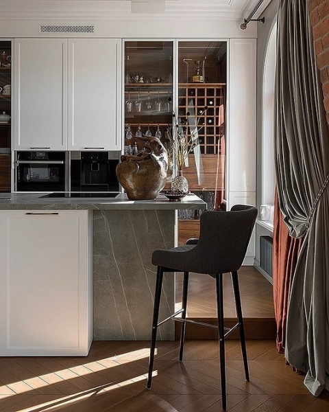 Как дизайнеры организуют хранение у себя на кухне? 6 примеров