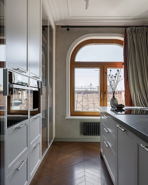 Как дизайнеры организуют хранение у себя на кухне? 6 примеров